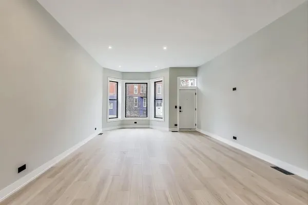 $5,250 | 1311 North Rockwell Street, Unit 1, Chicago, IL 60622