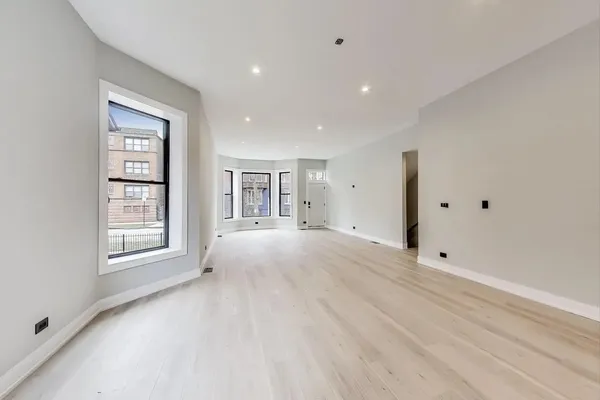 $5,250 | 1311 North Rockwell Street, Unit 1, Chicago, IL 60622