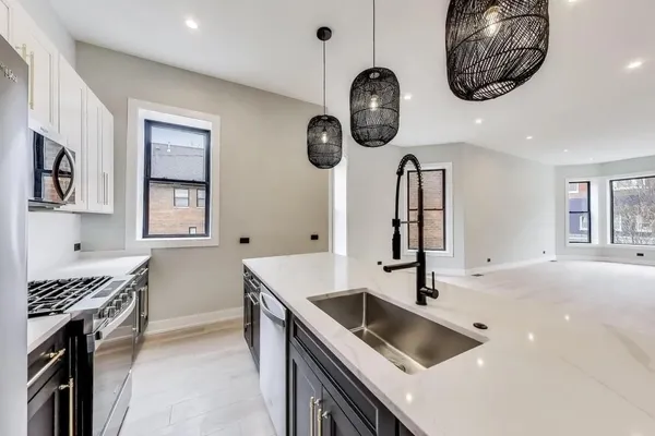 $5,250 | 1311 North Rockwell Street, Unit 1, Chicago, IL 60622