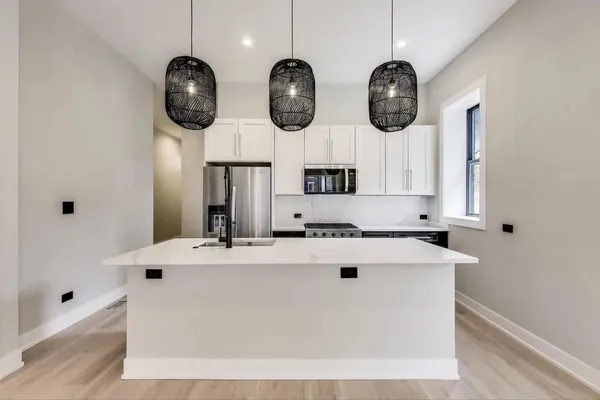 $5,250 | 1311 North Rockwell Street, Unit 1, Chicago, IL 60622