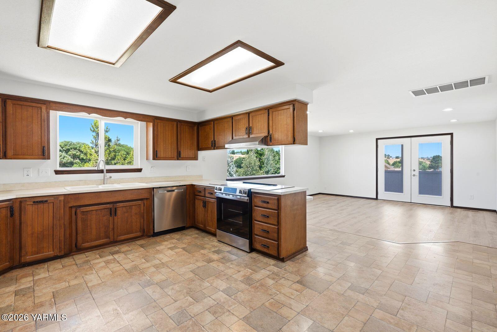 241 Knoll Road Yakima, WA 98908 - Photo 10 of 43 New Range and Dishwasher