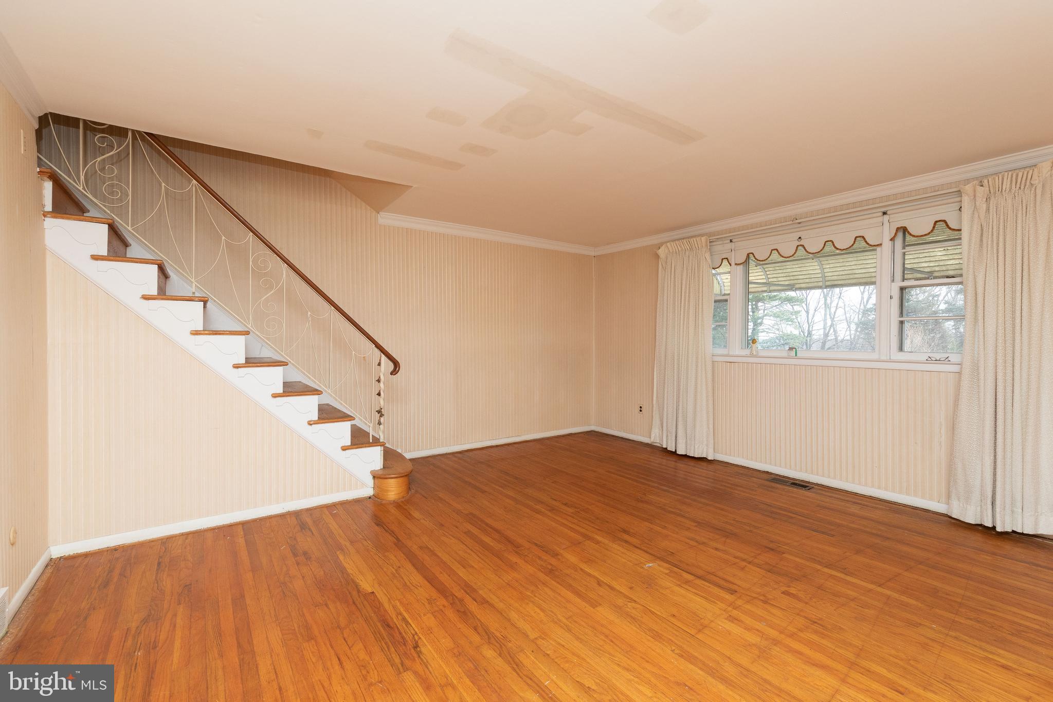 658 Renz Street Philadelphia, PA 19128 - Photo 2 of 31 Living Room