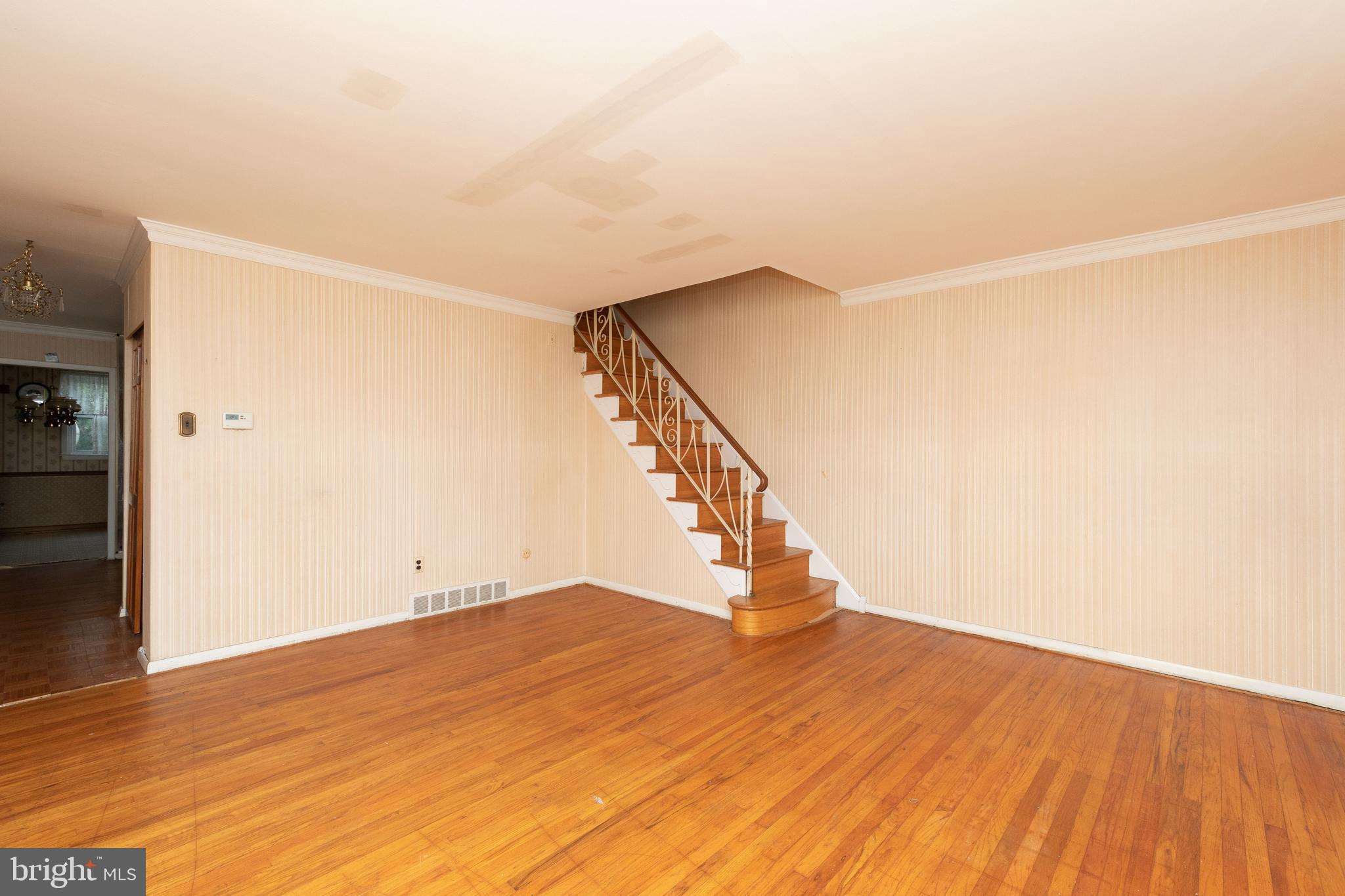 658 Renz Street Philadelphia, PA 19128 - Photo 3 of 31 Living Room