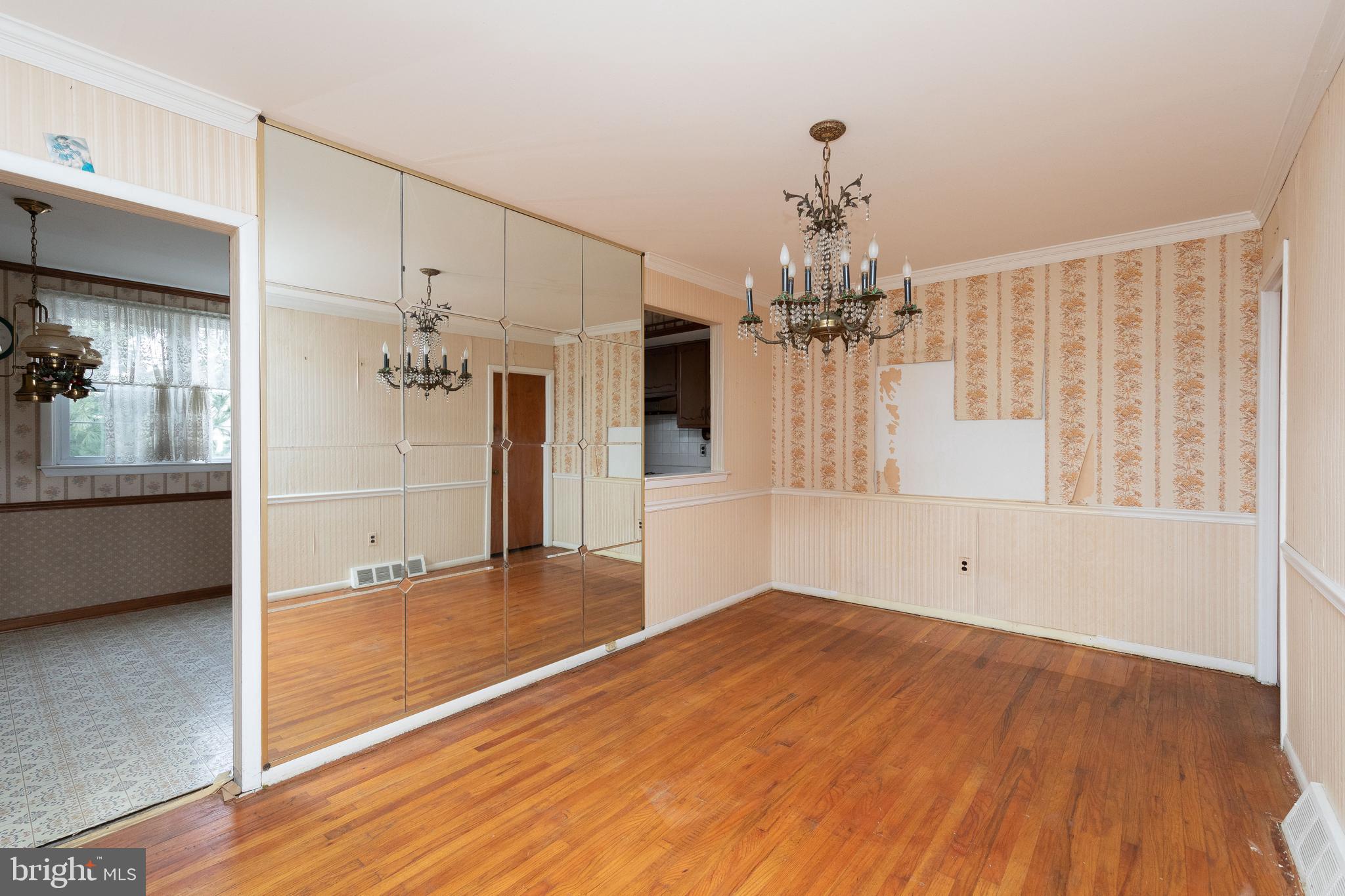658 Renz Street Philadelphia, PA 19128 - Photo 5 of 31 Dining Room