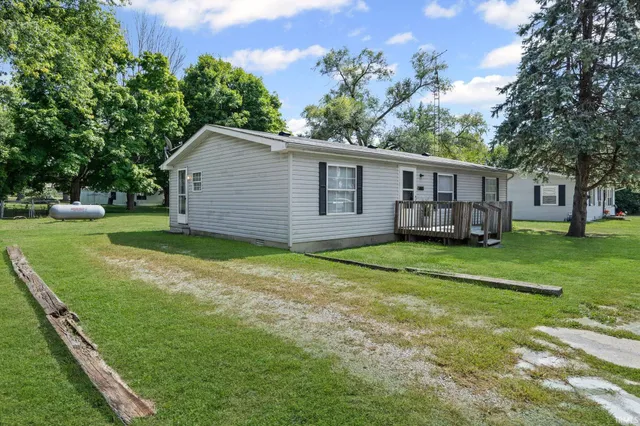$129,900 | 705 South Clinton Street, West Lebanon, IN 47991