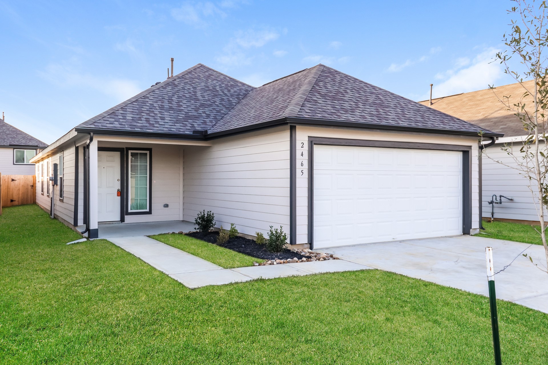 a view of a house with backyard and garden