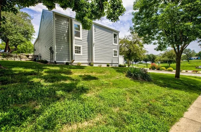 $290,000 | 1401 Northwest Birdseye Court, Blue Springs, MO 64015