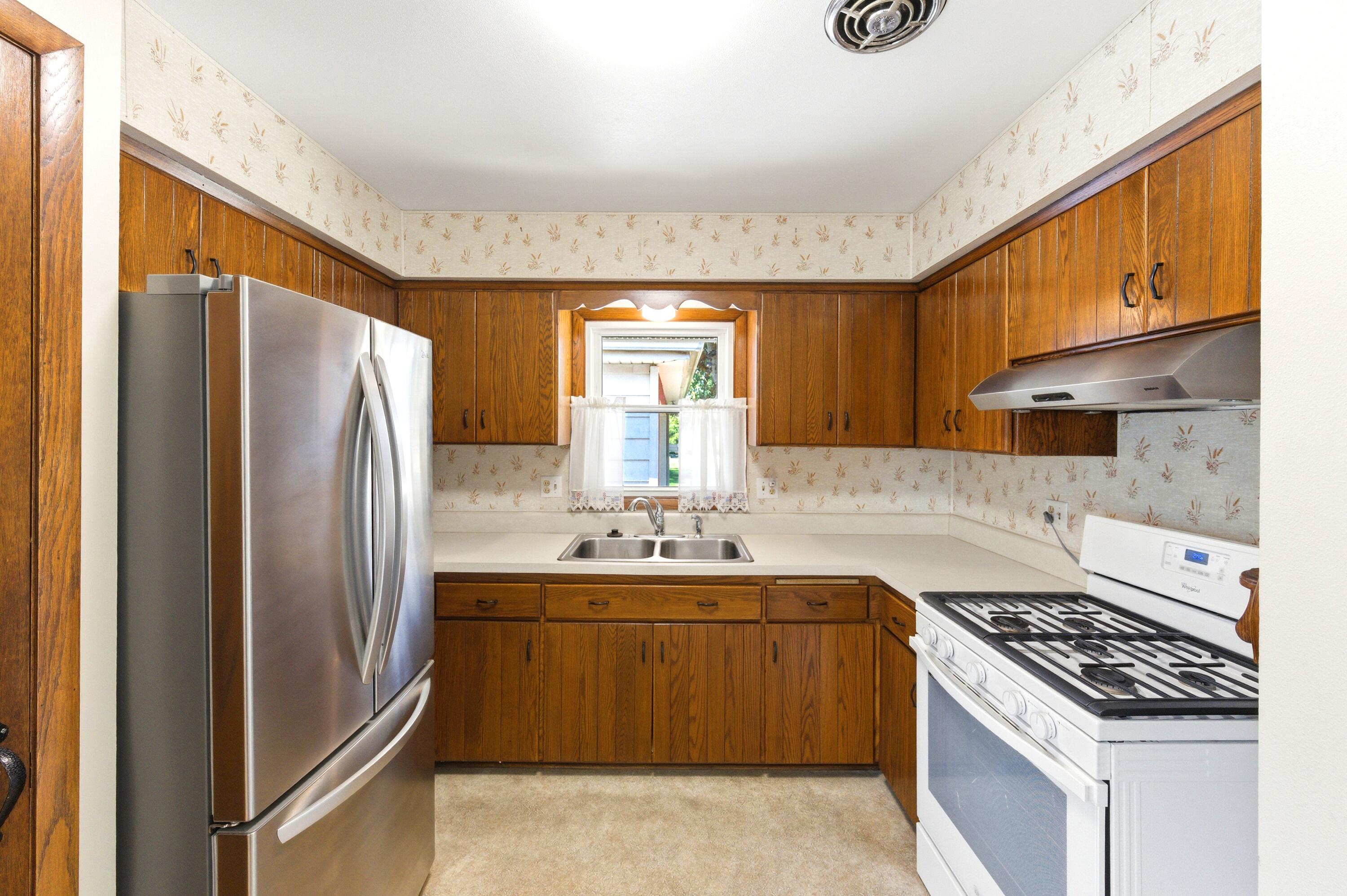 3520 Knoll Place Racine, WI 53403 - Photo 8 of 32 Kitchen