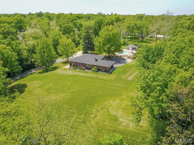 $415,000 | 4 Valley Carlinville Il 62626, Carlinville, IL 62626