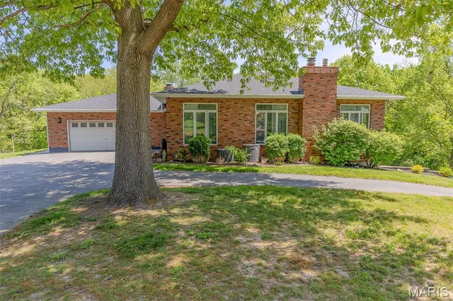 $415,000 | 4 Valley Carlinville Il 62626, Carlinville, IL 62626