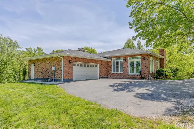 $415,000 | 4 Valley Carlinville Il 62626, Carlinville, IL 62626