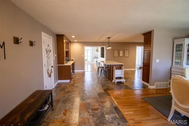 $415,000 | 4 Valley Carlinville Il 62626, Carlinville, IL 62626