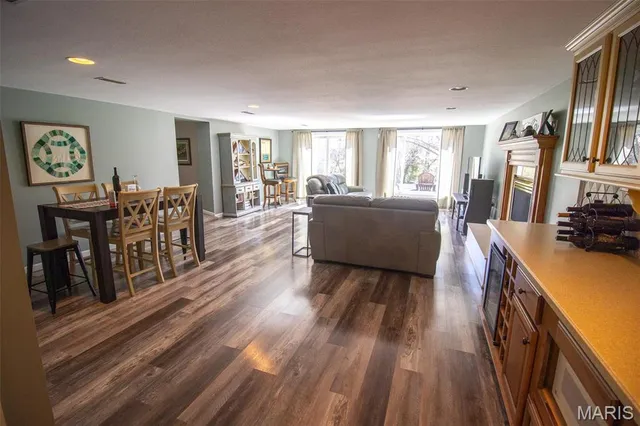 $415,000 | 4 Valley Carlinville Il 62626, Carlinville, IL 62626