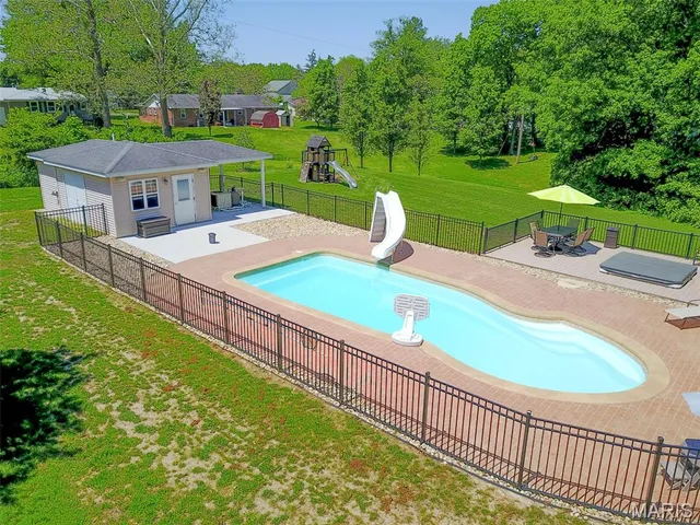 $415,000 | 4 Valley Carlinville Il 62626, Carlinville, IL 62626