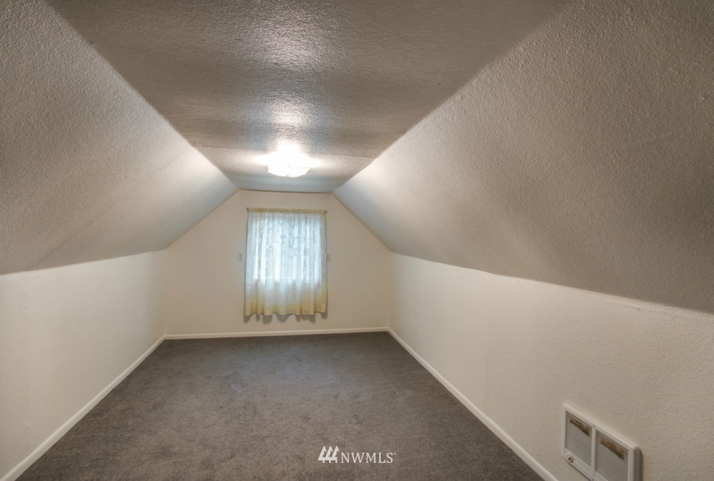704 Clark Creek Road Longview, WA 98632 - Photo 11 of 17 Gallery Image 11
