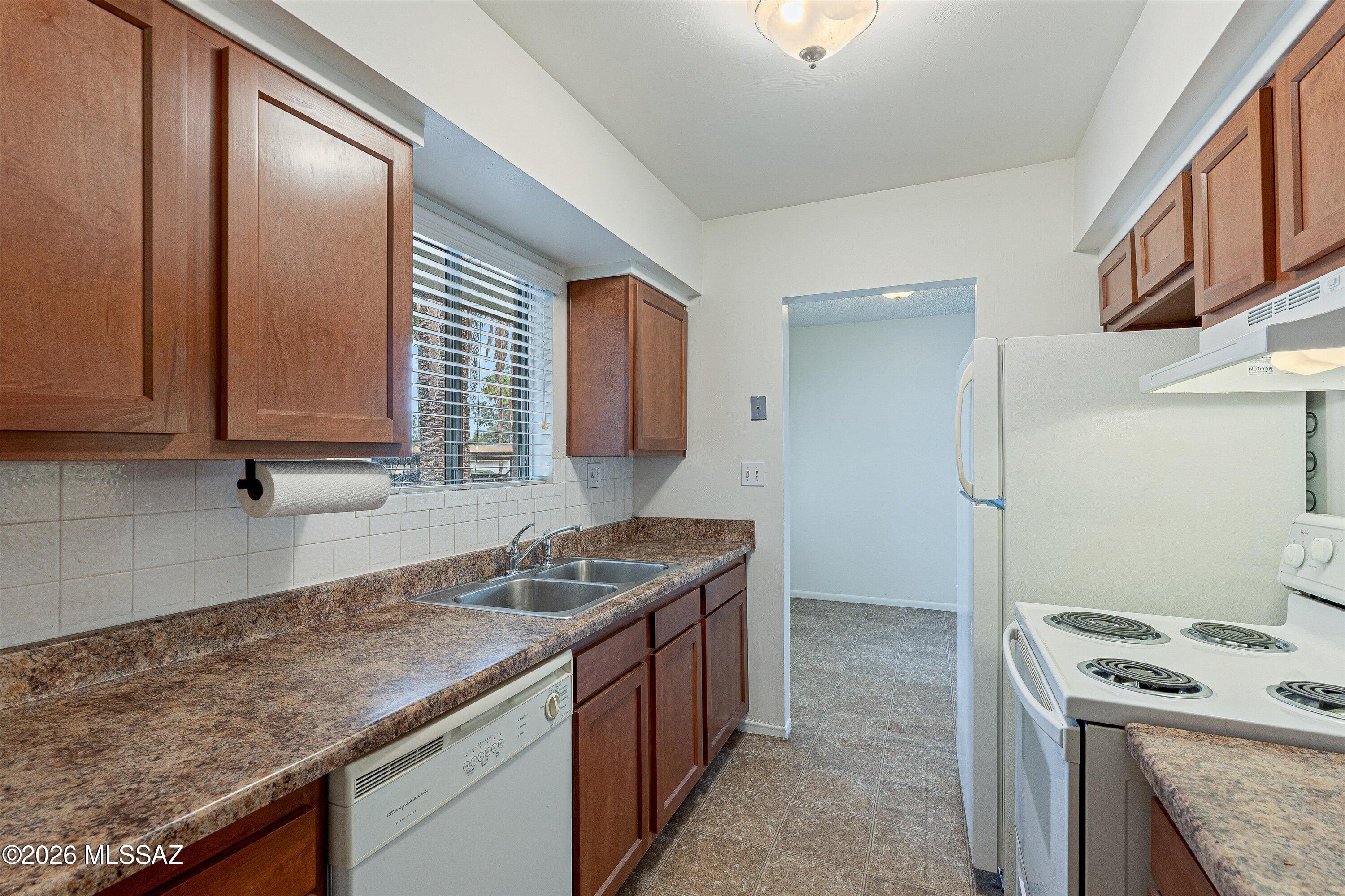 660 East River Road, Unit J Tucson, AZ 85704 - Photo 9 of 27 Kitchen