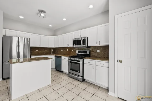 $339,500 | 600 Creekside Circle, Unit 600, Gurnee, IL 60031