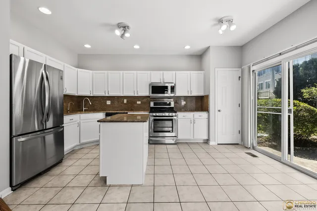 $339,500 | 600 Creekside Circle, Unit 600, Gurnee, IL 60031