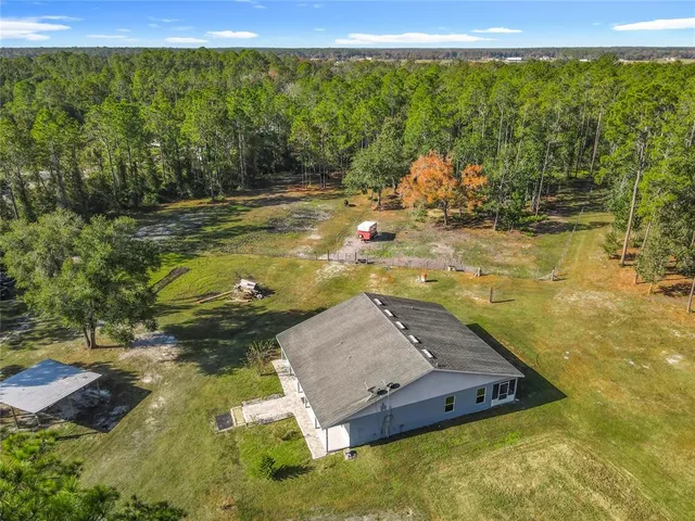 a view of an empty room with a kitchen