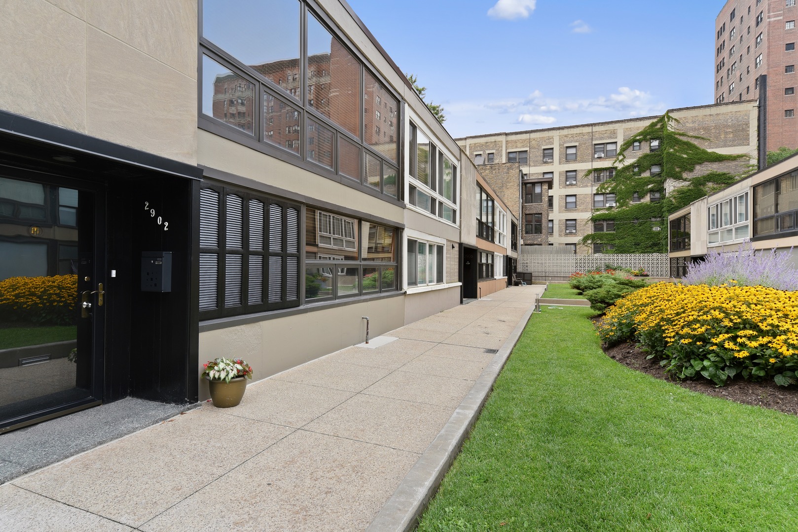2902 North Sheridan Road Chicago, IL 60657 - Photo 1 of 19