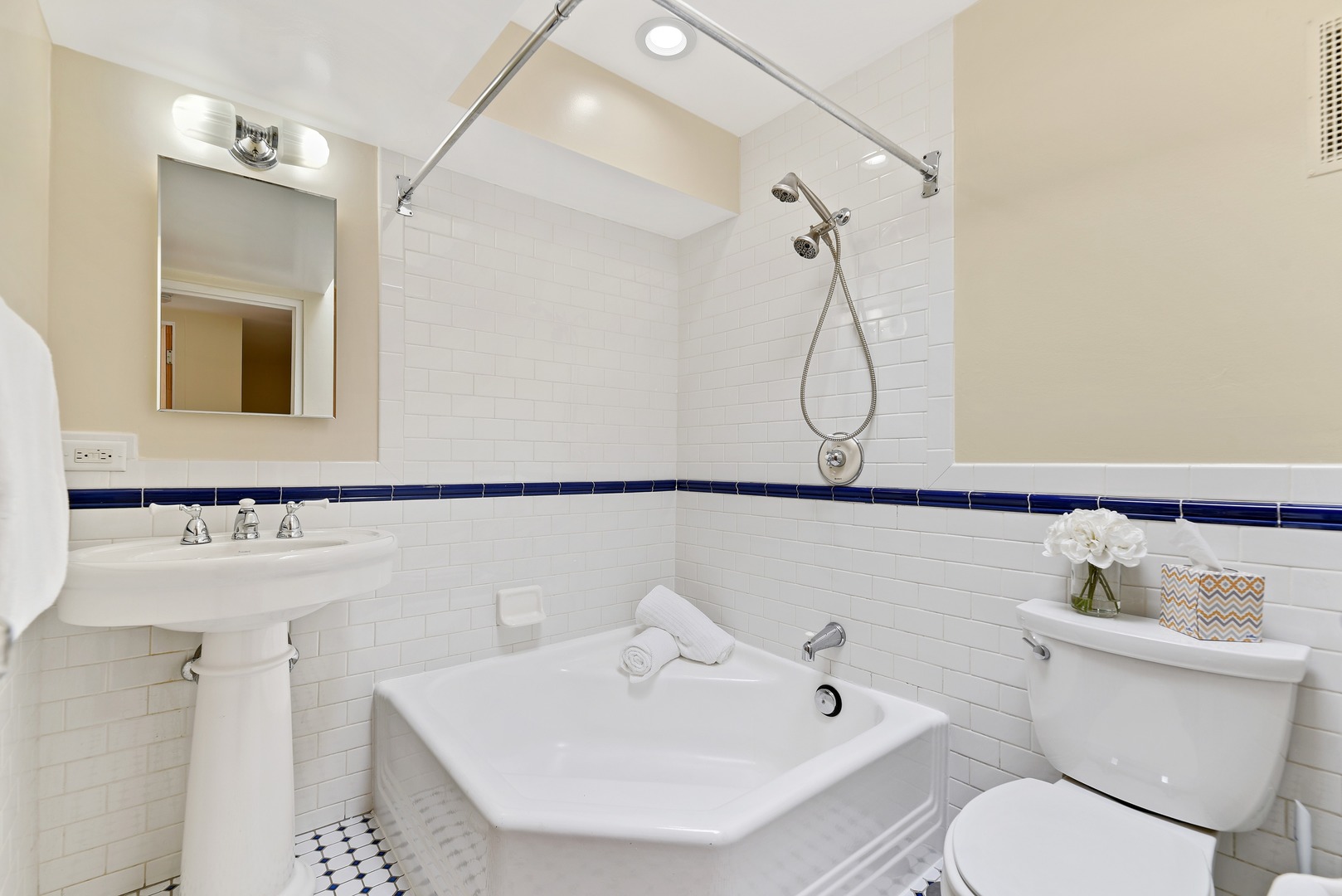 2902 North Sheridan Road Chicago, IL 60657 - Photo 16 of 19