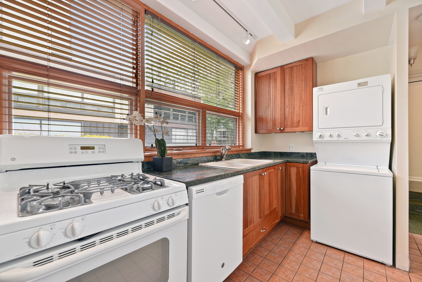 2902 North Sheridan Road Chicago, IL 60657 - Photo 8 of 19
