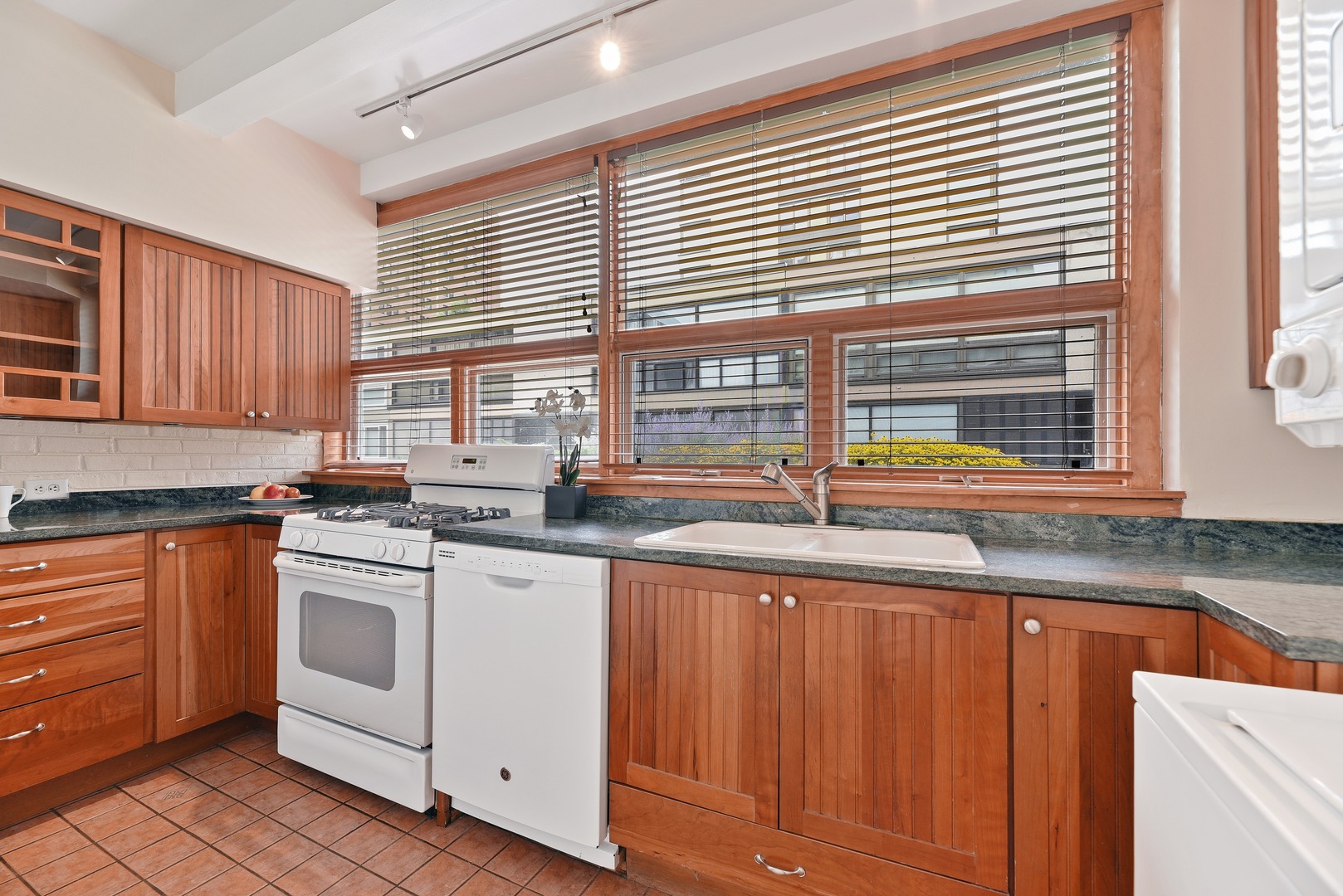 2902 North Sheridan Road Chicago, IL 60657 - Photo 9 of 19
