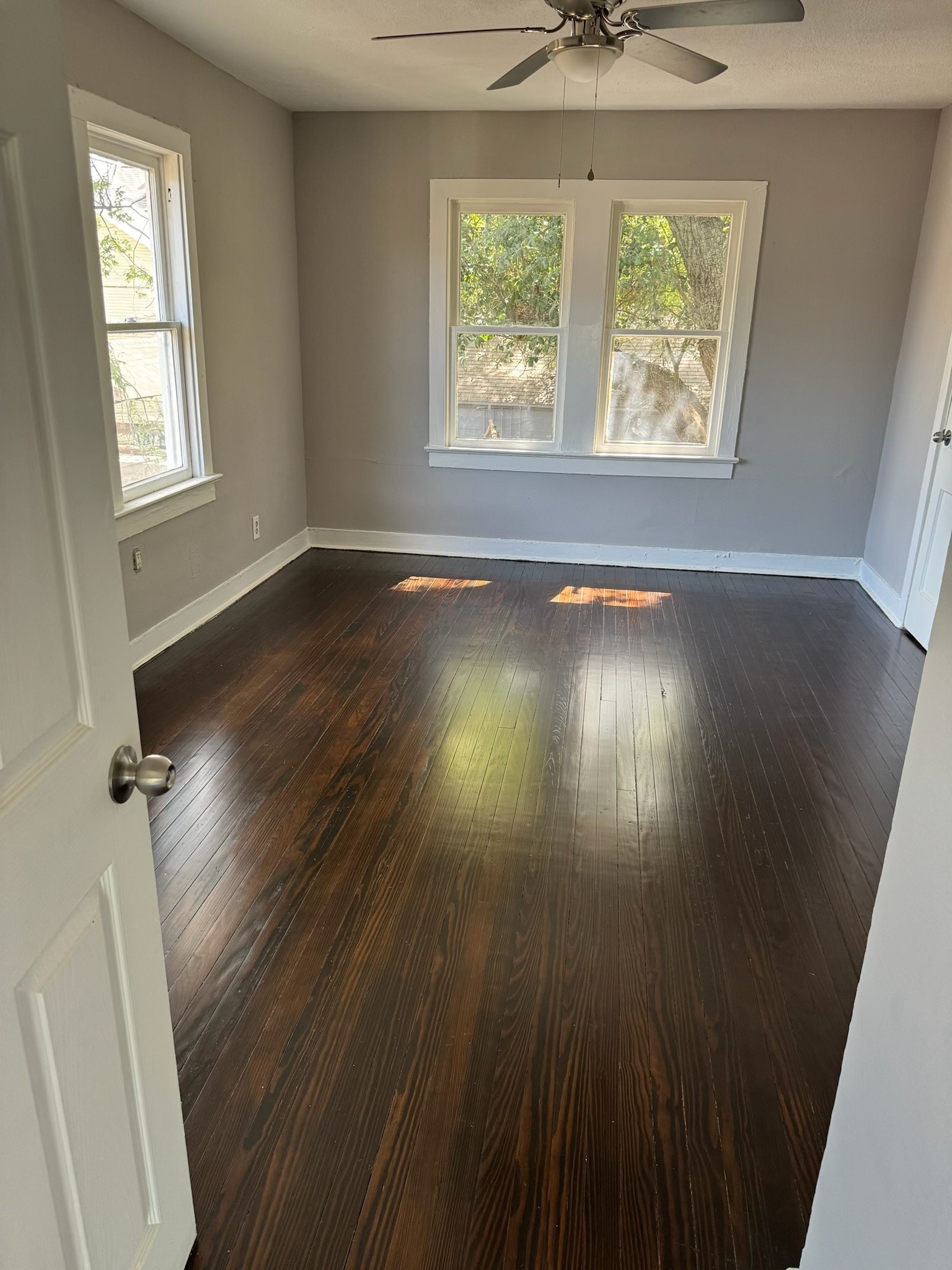 136 1/2 Glendale Street Houston, TX 77012 - Photo 6 of 8 an empty room with wooden floor and windows