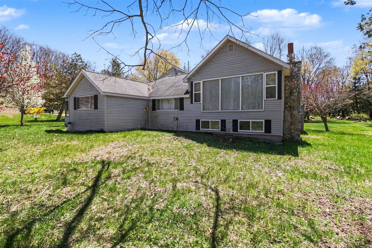 6665 Lakeshore Road Manistee, MI 49660 - Photo 24 of 36