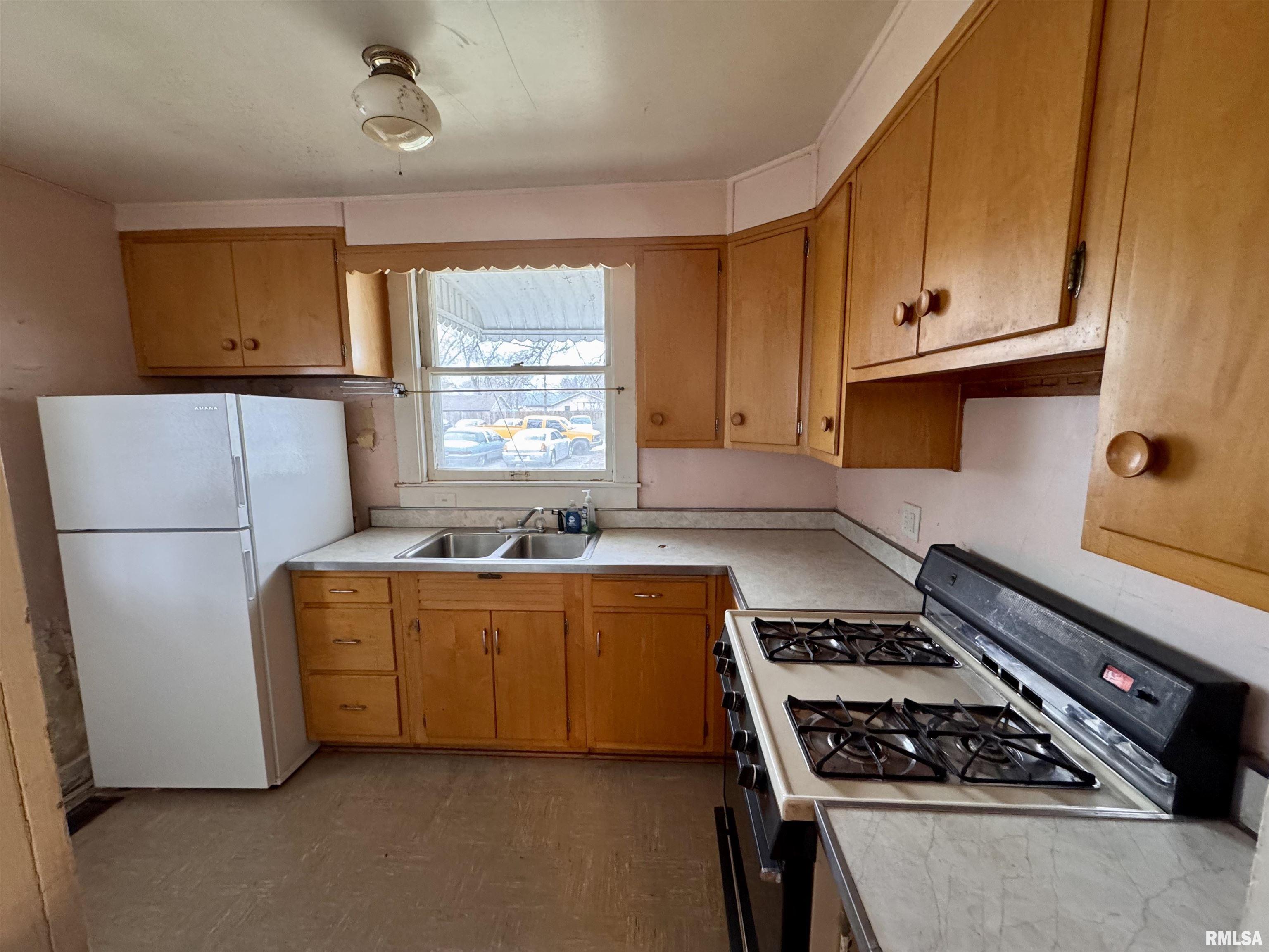 727 East Jackson Macomb, IL 61455 - Photo 7 of 34