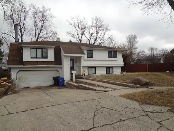 $355,000 | 1732 Kingston Circle, Carpentersville, IL 60110