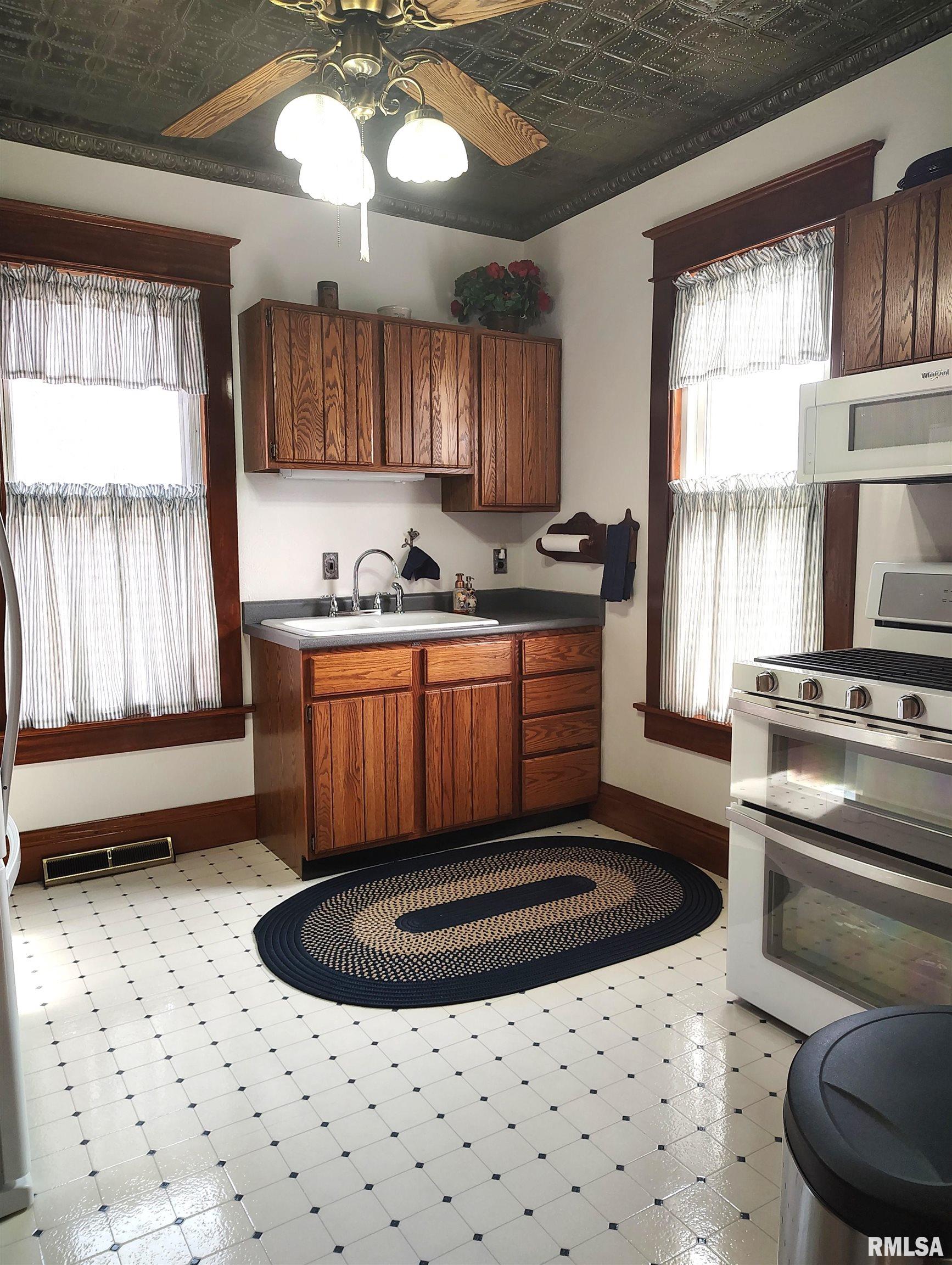 458 West Pine Street Canton, IL 61520 - Photo 14 of 35