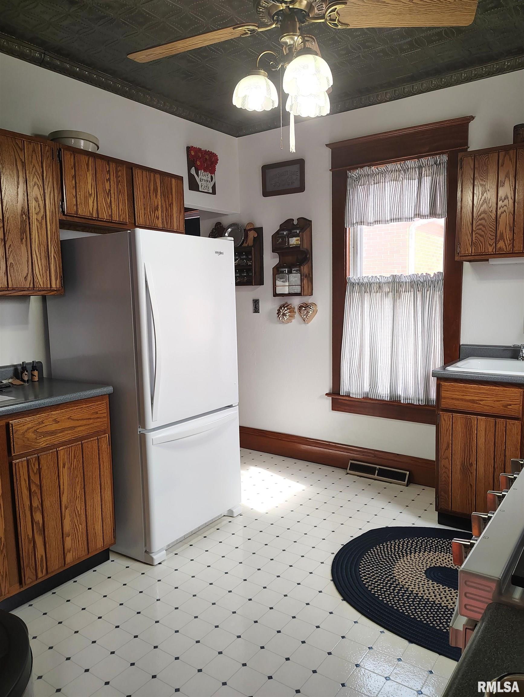 458 West Pine Street Canton, IL 61520 - Photo 15 of 35