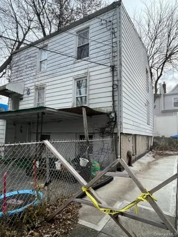 a view of a house with backyard