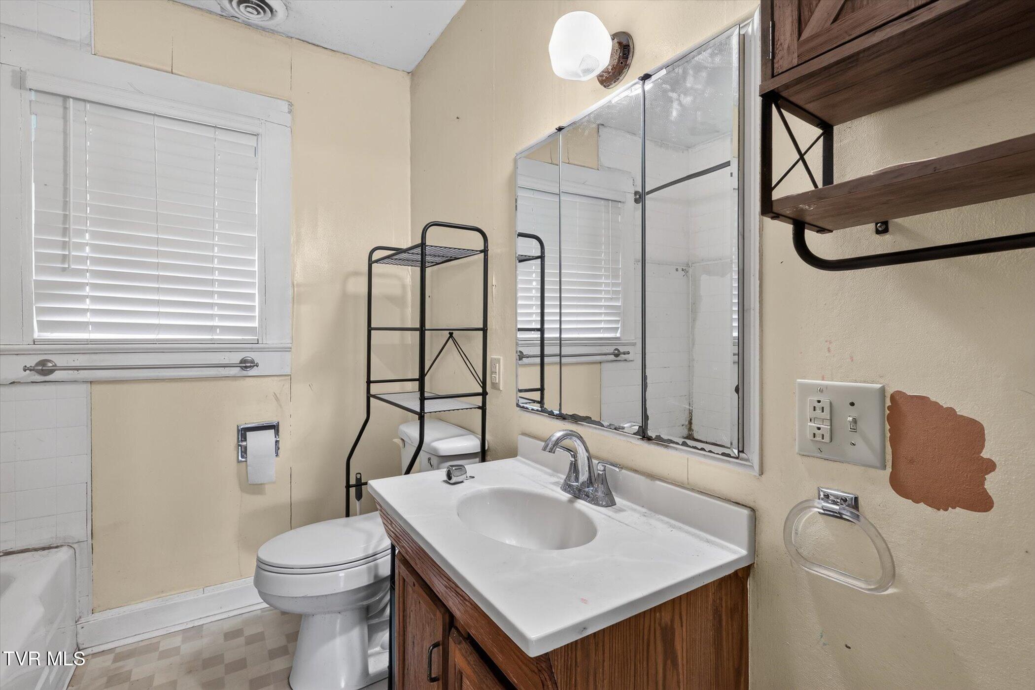 113 Ell Street Greeneville, TN 37743 - Photo 11 of 35 18-113-Ell-St-WindowStill-Photography