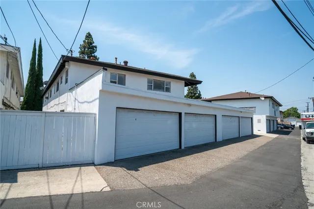 a house view with a outdoor space