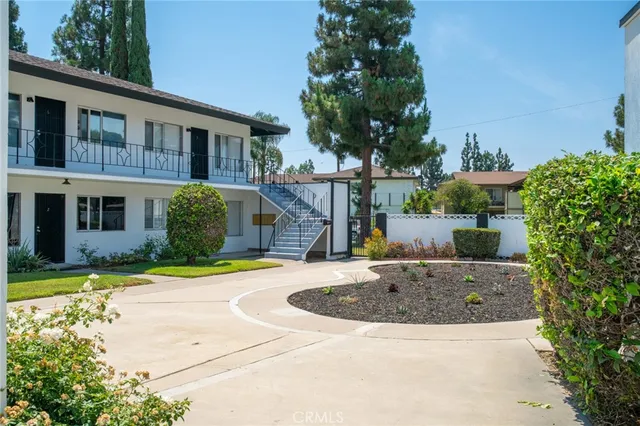 a view of a house with backyard and plants