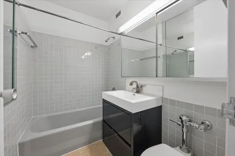 $269,995 | 910 North Lake Shore Drive, Unit 1415, Chicago, IL 60611