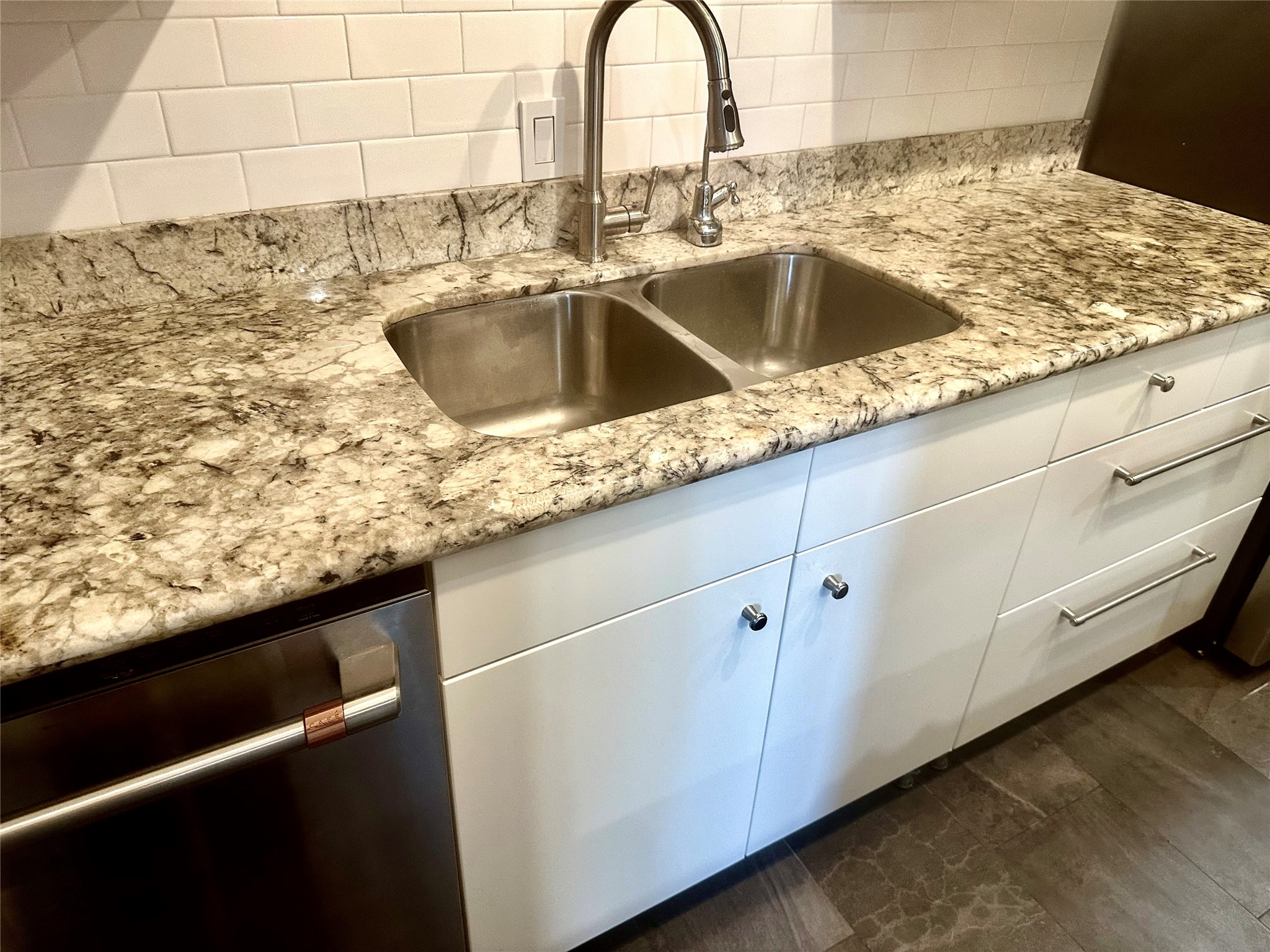 8245 Kingsbrook Road, Unit 239 Houston, TX 77024 - Photo 8 of 30 Gallery Image 8