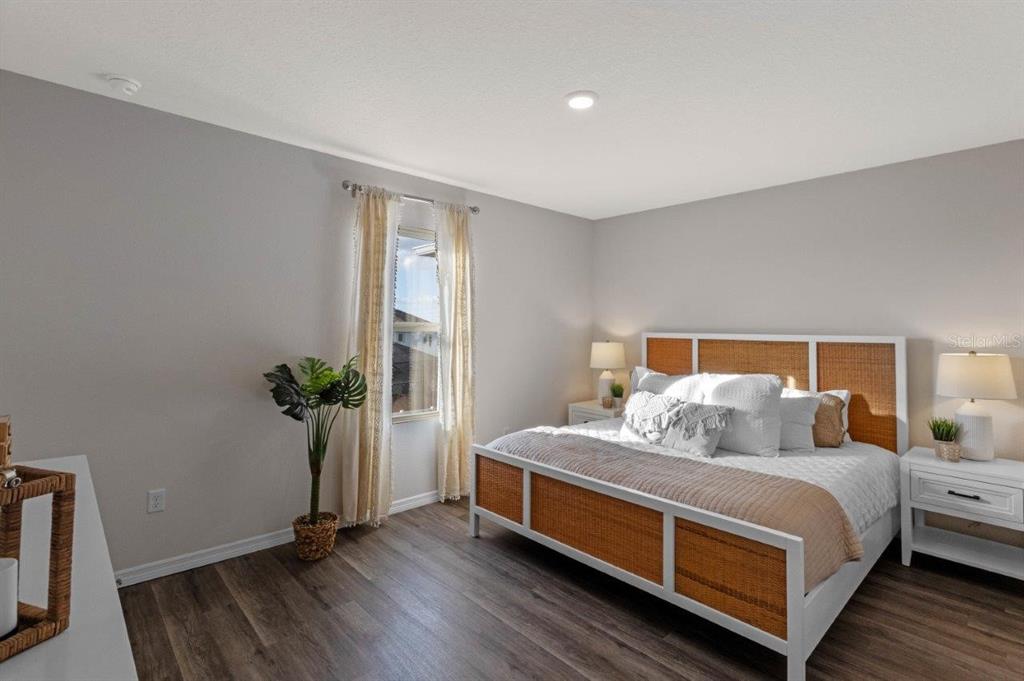 2729 Gladiola Road Winter Haven, FL 33884 - Photo 20 of 25 a bedroom with a bed and a potted plant