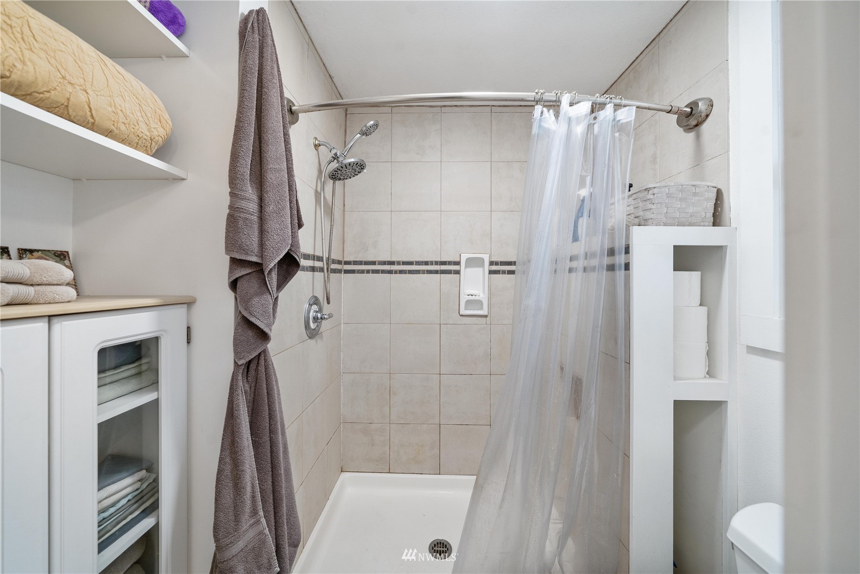 9215 Lake Steilacoom Point Road Southwest Lakewood, WA 98498 - Photo 28 of 36 a bathroom with a shower and a tub