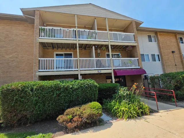 $224,900 | 910 Beau Drive, Unit 202, Des Plaines, IL 60016