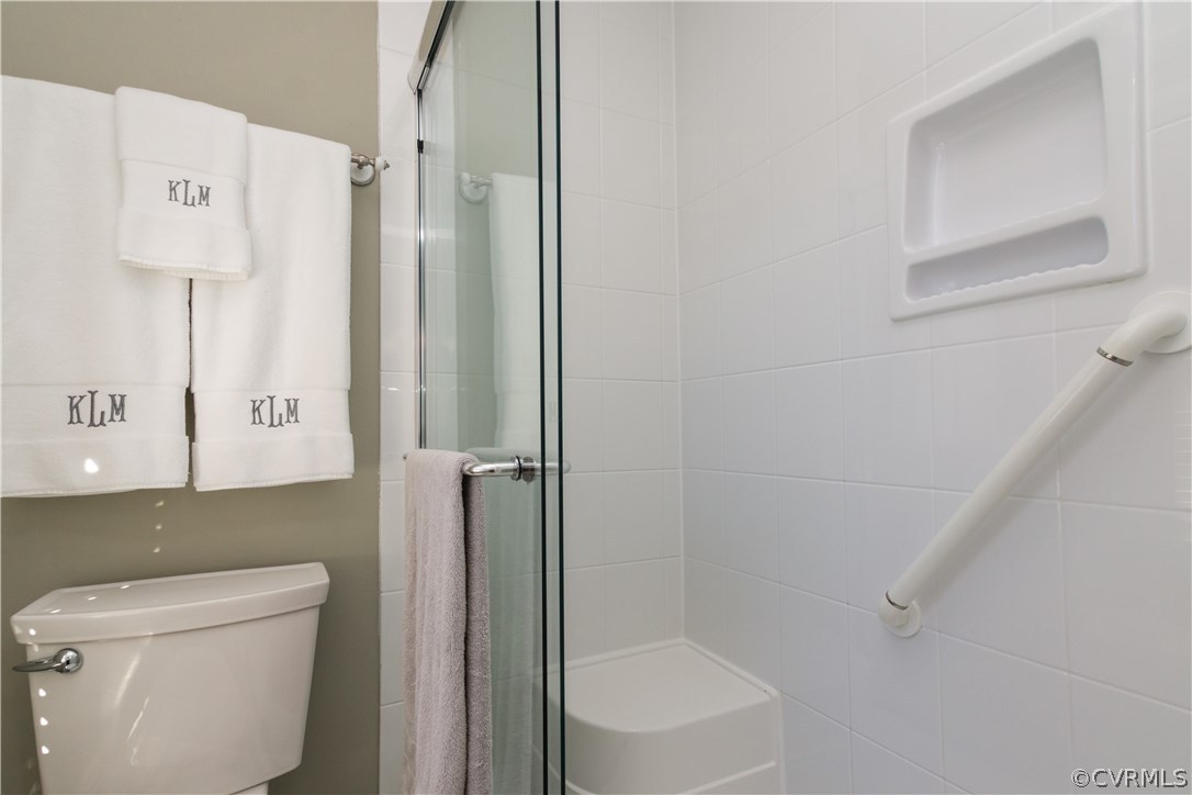 513 Walton Park Road Midlothian, VA 23114 - Photo 23 of 32 MBR Bathroom