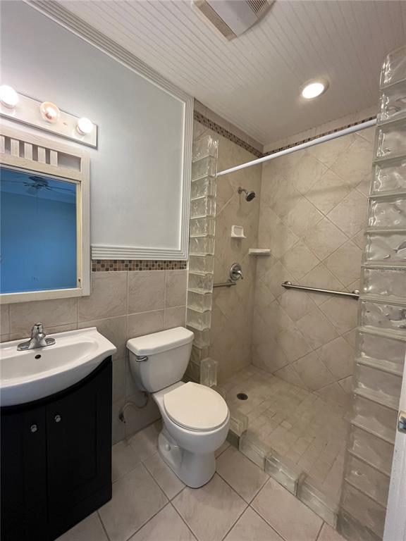 3222 Hammersmith Road Orlando, FL 32818 - Photo 16 of 29 a bathroom with a toilet sink and shower