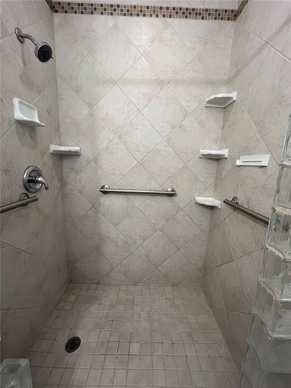 3222 Hammersmith Road Orlando, FL 32818 - Photo 17 of 29 a bathroom with a shower