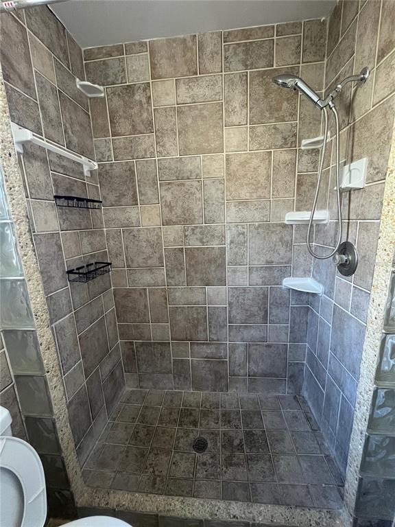 3222 Hammersmith Road Orlando, FL 32818 - Photo 20 of 29 a bathroom with a shower