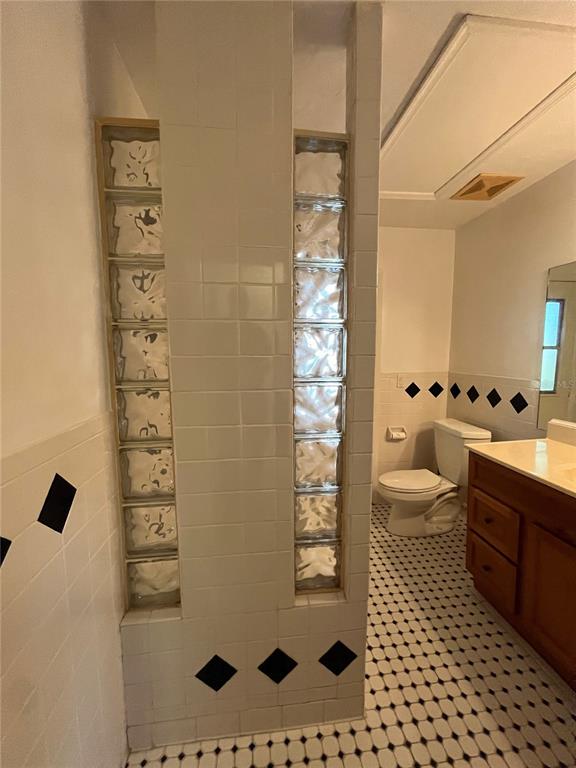 3222 Hammersmith Road Orlando, FL 32818 - Photo 25 of 29 a bathroom with a bathtub shower sink mirror and toilet