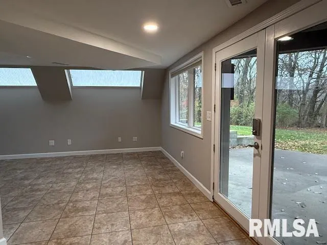 $525,000 | 16429 North Hawthorne Lane, Mount Vernon, IL 62864