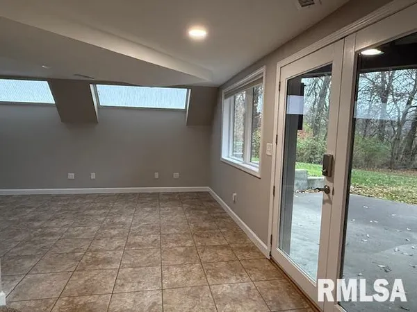 $525,000 | 16429 North Hawthorne Lane, Mount Vernon, IL 62864