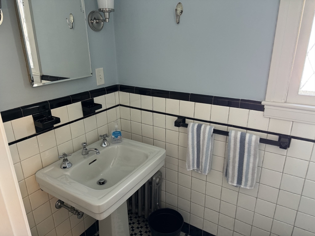 49 Metcalf Street Worcester, MA 01609 - Photo 15 of 38